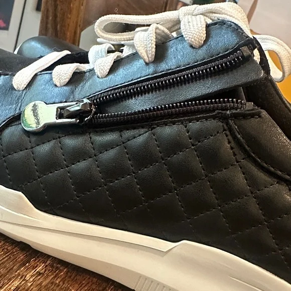 NeW Munro Black Quilted Sneakers with White Soles - Picture 4 of 6